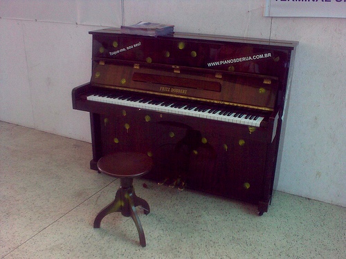 pianoderua1 Toque-me, sou teu!